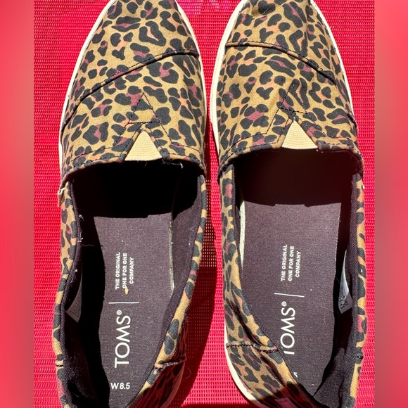 Tom’s Size 8 1/2 Animal Print Classic Slip On worn once - Picture 2 of 5